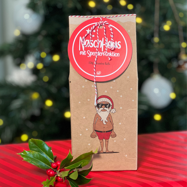 Naschhaus mit Santa – Weihnachtliche Schreibtischdeko mit 80 g Cappuccino-Bällen