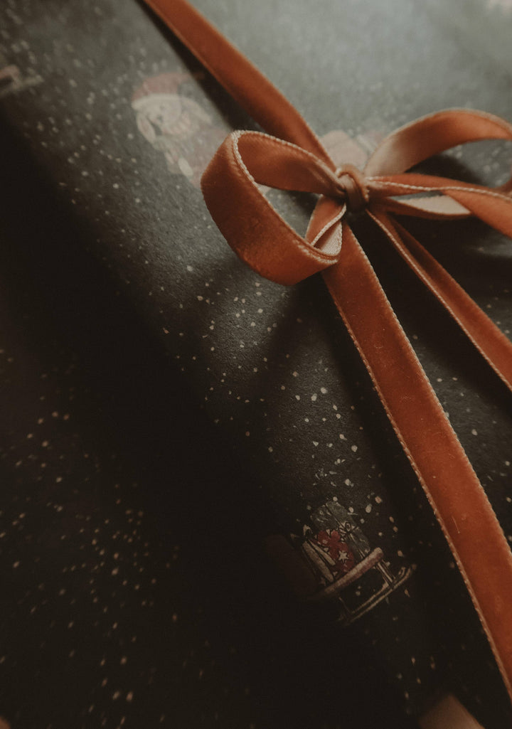 Kraft-Geschenkpapier „Hase mit Schlitten“