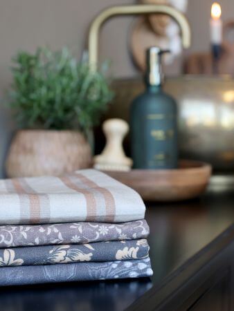 Geschirrtuch mit Blumen Latte & Sand – Chic Antique