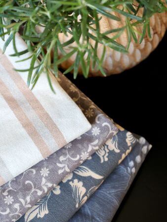 Geschirrtuch mit Blumen Latte & Sand – Chic Antique