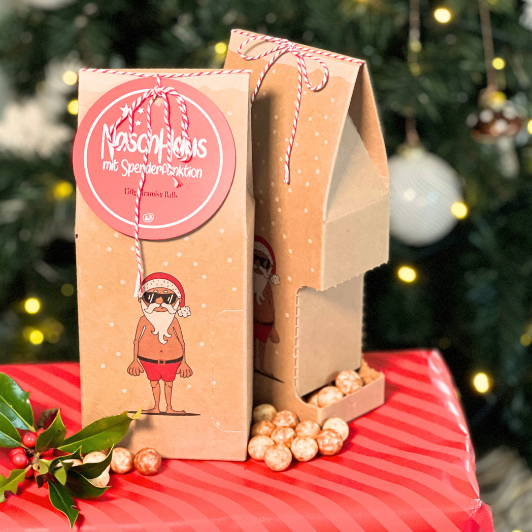 Naschhaus mit Santa – Weihnachtliche Schreibtischdeko mit 80 g Cappuccino-Bällen