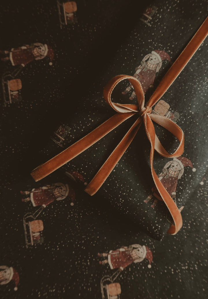 Kraft-Geschenkpapier „Hase mit Schlitten“