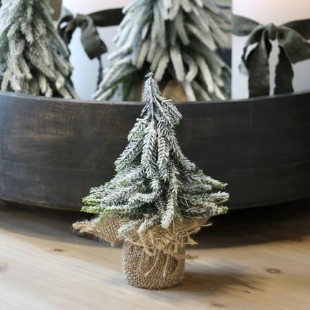 Tannenbaum mit Schnee im Jutesack – Natur, 20 cm, Rustikale Weihnachtsdeko