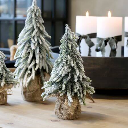 Tannenbaum mit Schnee im Jutesack – Rustikale Weihnachtsdeko