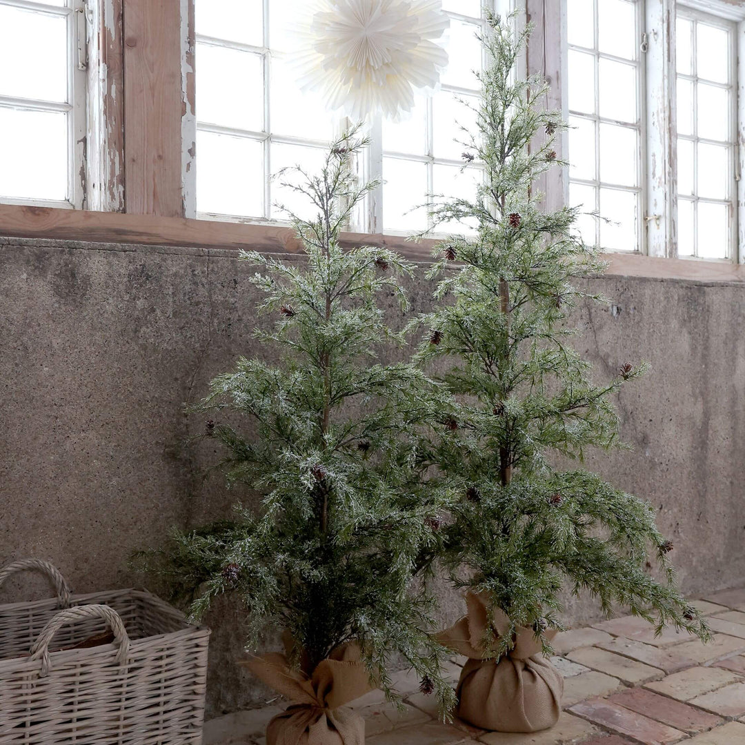Künstlicher Weihnachtsbaum mit Zapfen & Schnee – H150 cm