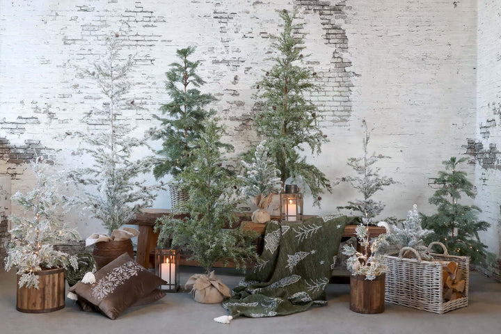 Künstlicher Weihnachtsbaum mit Zapfen & Schnee – H150 cm