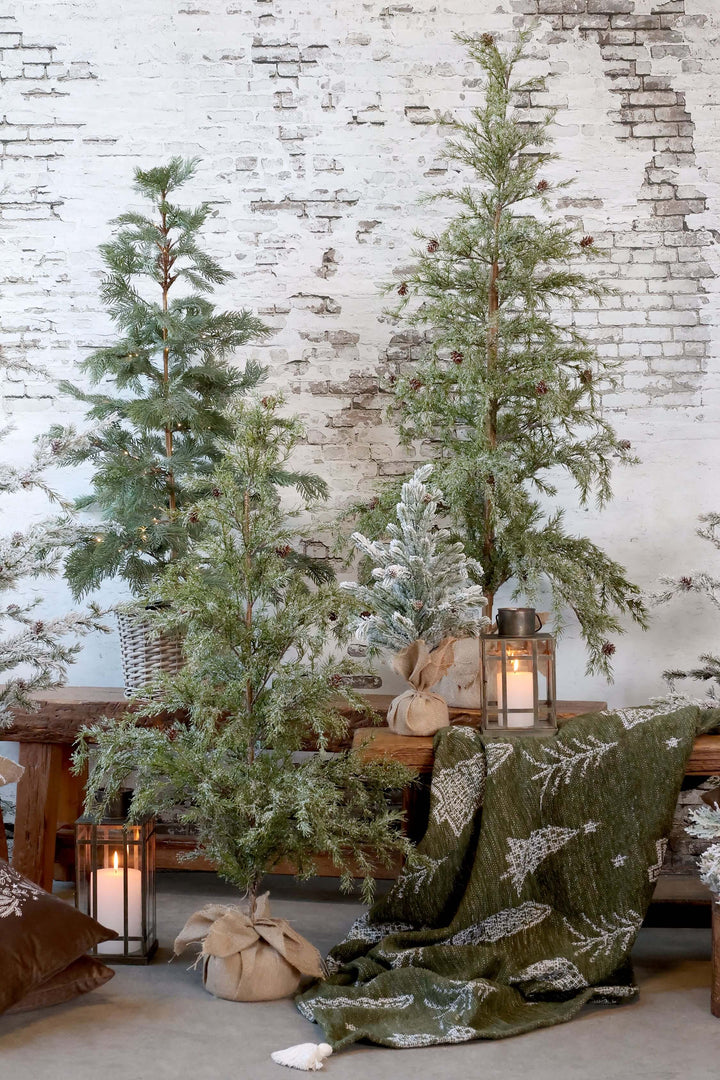 Künstlicher Weihnachtsbaum mit Zapfen & Schnee – H120/D60 cm