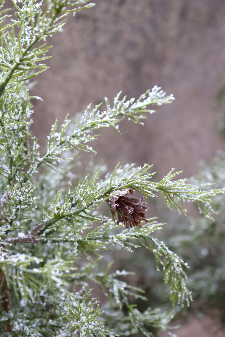 Künstlicher Weihnachtsbaum mit Zapfen & Schnee – H150 cm