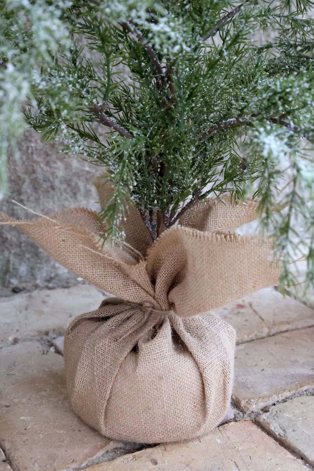 Künstlicher Weihnachtsbaum mit Zapfen & Schnee – H150 cm