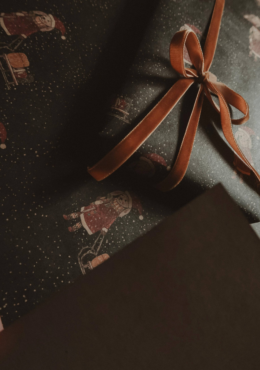 Kraft-Geschenkpapier „Hase mit Schlitten“