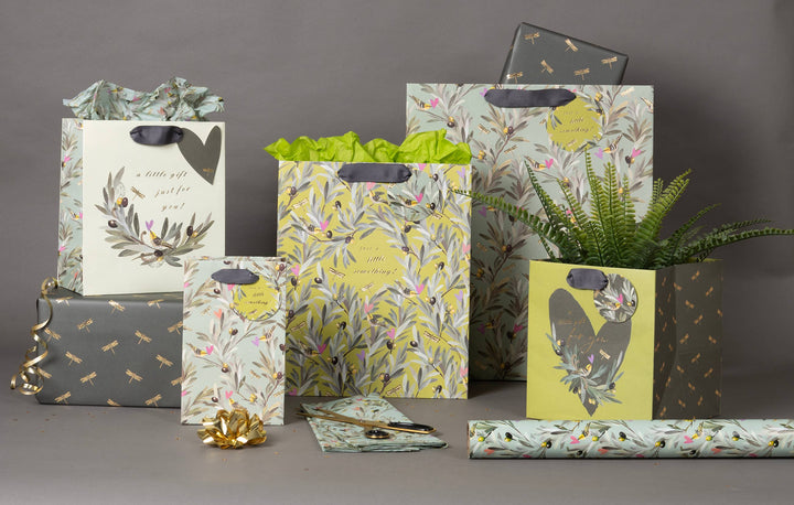 Geschenktasche mit Olivenzweig, Singvogel, Libelle – Ein besonderes Geschenk für besondere Momente