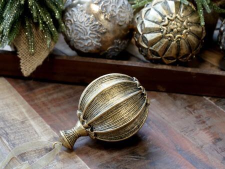 Weihnachtskugel mit Organzaband