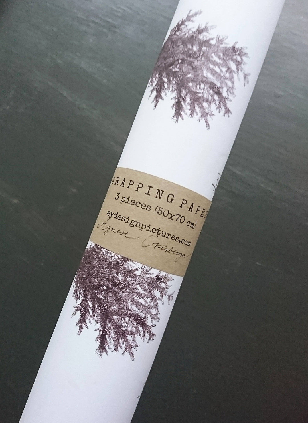 Weißes Geschenkpapier aus Fichtenzweigen