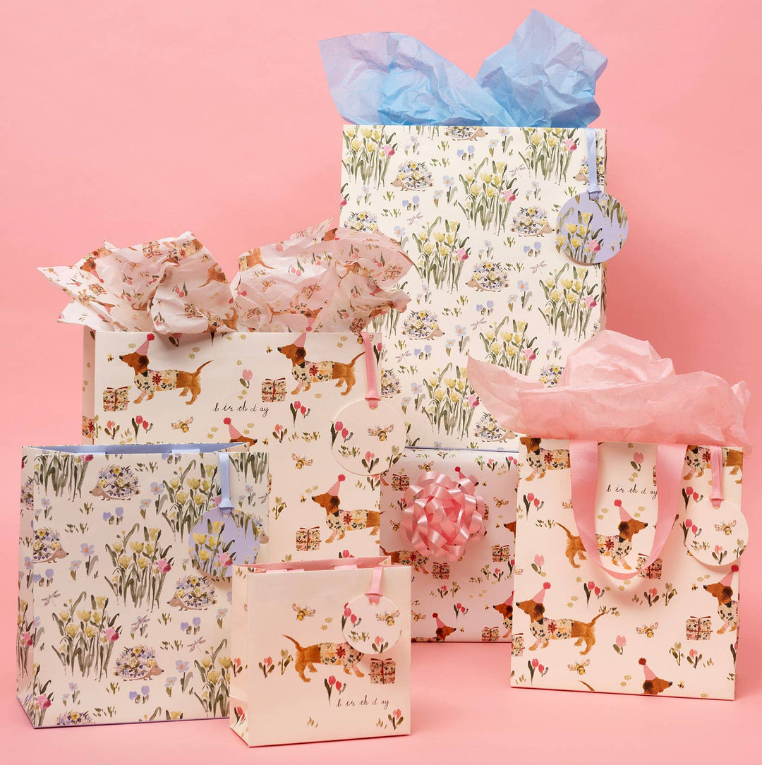 Geschenktasche Igel in Blumenwiese Motiv – charmant und stilvoll verpacken