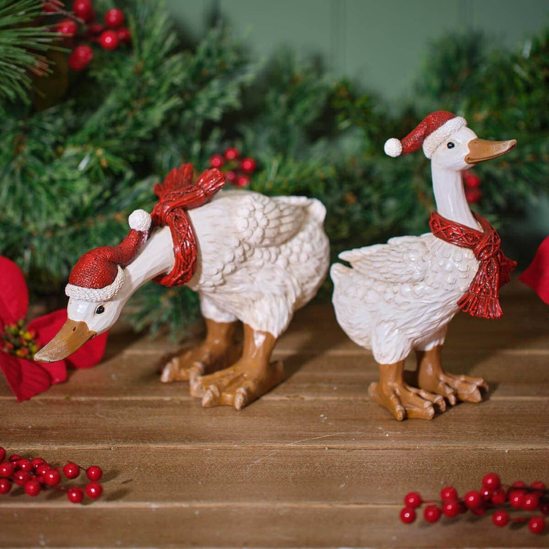 Weihnachtsente  mit rotem Schal und Nikolausmütze