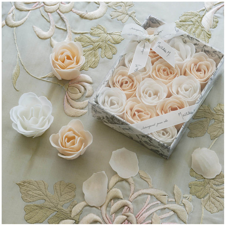 Mathilde M. Set aus 12 Rosen in weißen und nudefarbenen Seifenblättern - Rosenduft